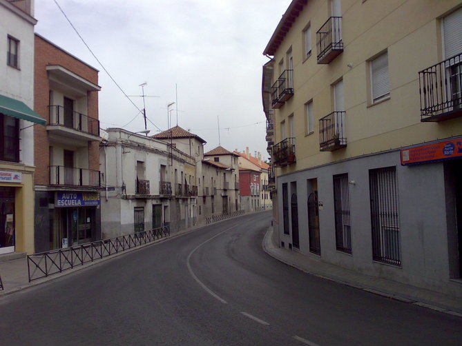 Lo que propone Más Madrid a la Junta es que estudie y lleve a cabo la ampliación de las aceras en las zonas de mayor estrechez de la calle, además de instalar carteles que avisen de la cercanía de colegios.