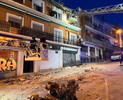 Se desprende el alero de un edificio, en Fuencarral