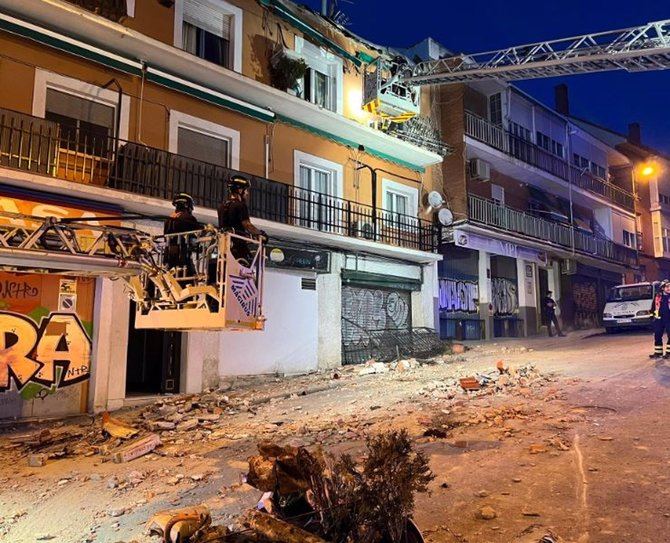 Hasta allí se han desplazado Bomberos Madrid que están trabajando en la retirada de elementos inestables como barandillas, toldos y antenas y saneando los restos que han caído sobre un balcón del propio edificio.