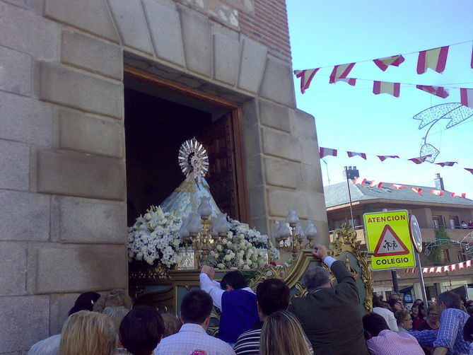 Este martes, han tenido lugar diversos actos solemnes en honor a la patrona de Fuencarral, Nuestra Señora de Valverde, que han culminado con la tradicional procesión de la imagen de la Virgen desde su ermita, hasta la parroquia San Miguel Arcángel, recorriendo los barrios de Montecarmelo y Valverde.