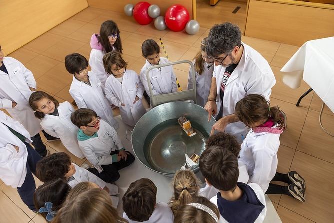 Los talleres infantiles y juveniles que desde hace años desarrolla la Fundación Canal invitan a descubrir el mundo que nos rodea, a través de ingeniosos experimentos que acercan a sus participantes al apasionante campo de las ciencias y el medio ambiente.