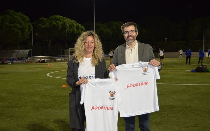 En la imagen, Joan Agut, vocal del Patronato de Fundación Sportium, y Lourdes López Gallardo, directora de Fulanita de Tal.