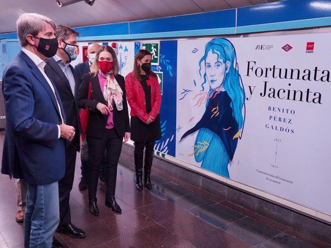 El consejero de Transportes, Ángel Garrido, junto a la consejera de Cultura y Turismo, Marta Rivera de la Cruz, y al presidente de la Asociación de Editores de Madrid, Manuel González, han presentado la tematización de esta estación, que conmemora a uno de los escritores más importantes de la literatura española, especialmente vinculado a Madrid.