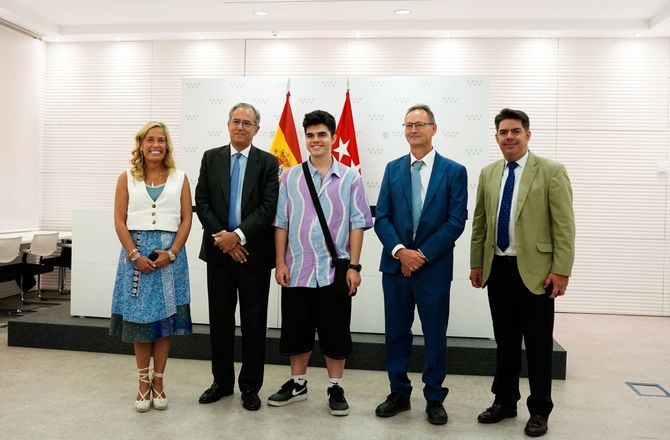 El vicepresidente, consejero de Educación y Universidades, Enrique Ossorio, ha recibido hoy al estudiante del Instituto público de Educación Secundaria San Juan Bautista, Gabriel Felipe Plaza Gutiérrez, tras lograr la mejor calificación de acceso a la Universidad de la Comunidad de Madrid al tener un 10 en la Evaluación para el Acceso a la Universidad (EvAU).