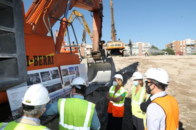 Paloma García Romero y Cayetana Hernández de la Riva visitaron las obras de demolición del Calderón.