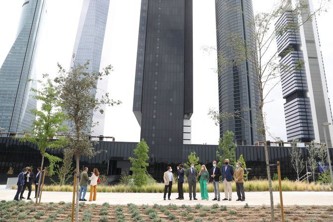 La delegada de Obras y Equipamientos, Paloma García Romero, y el delegado de Medio Ambiente y Movilidad, Borja Carabante, acompañados del concejal de Fuencarral-El Pardo, Javier Ramírez, han visitado el nuevo parque urbano que da acceso al complejo Caleido.