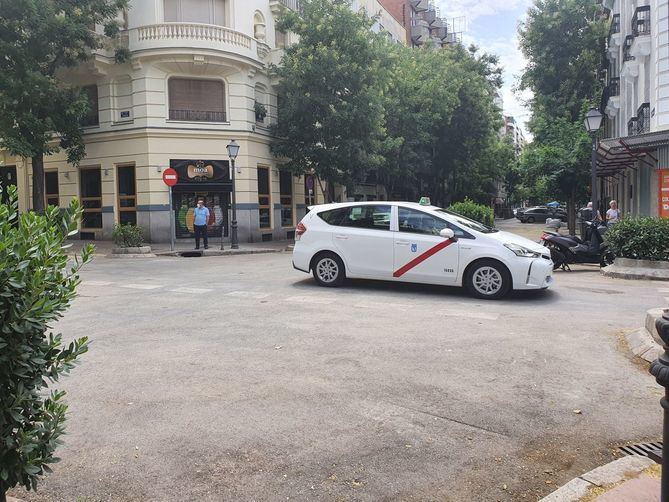 Con la apertura al tráfico rodado y peatonal realizada este miércoles, el entorno de la calle del General Pardiñas 35 recupera la normalidad tras la explosión de gas que tuvo lugar el pasado 6 de mayo y que obligó a la cortar la circulación mientras se llevaban a cabo los trabajos de desescombro y afianzamiento.