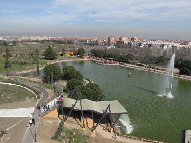 El Ayuntamiento de Getafe ha organizado, a través de Parques y Jardines, una plantación colectivas de árboles este sábado, 5 de noviembre, a partir de las 11.00 horas, en el parque de La Alhóndiga, con la participación de Cruz Roja. 