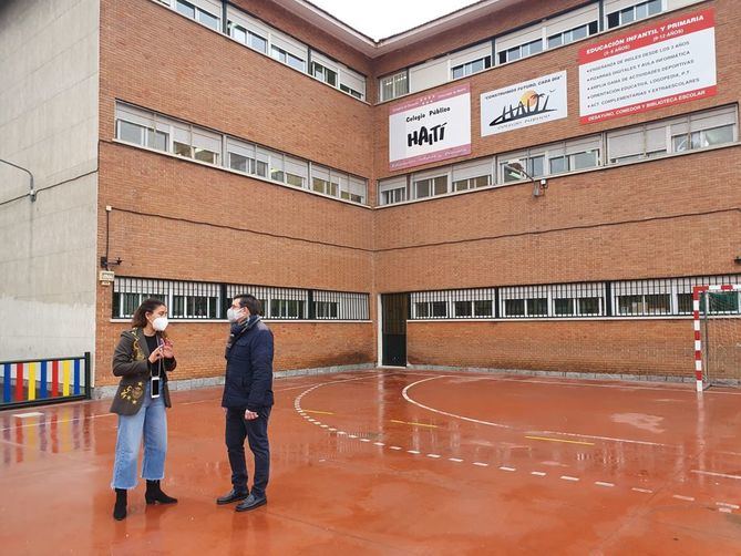 El concejal de Carabanchel, Álvaro González, ha visitado esta mañana el Colegio de Educación Infantil y Primaria Haití del distrito con motivo del Día Internacional de la Educación.