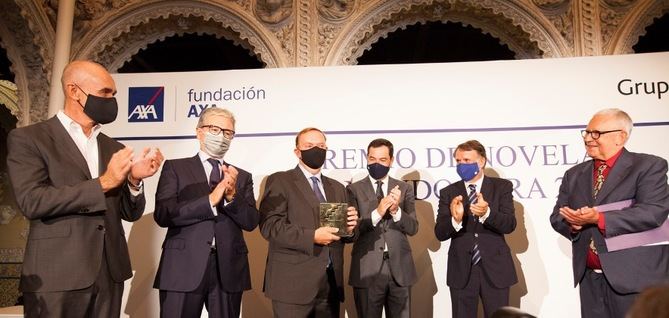 De izquierda a derecha, Antonio Muñoz, teniente de alcalde y delegado del área de Hábitat Urbano, Cultura y Turismo del Ayuntamiento de Sevilla; Juan Manuel Castro, vicepresidente de la Fundación AXA; Gonzalo Giner, tras recoger el galardón por el Premio de Novela Fernando Lara 2020; Juan Manuel Moreno Bonilla, presidente de la Junta de Andalucía; José Creuheras, presidente del Grupo Planeta y Fernando Delgado, escritor y portavoz del jurado.