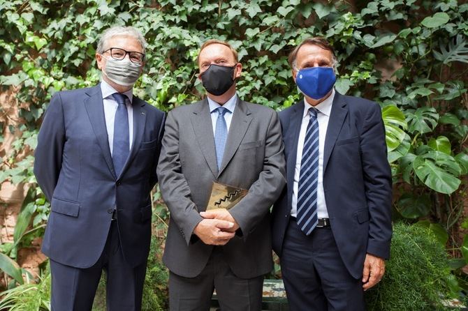 De izquierda a derecha, Juan Manuel Castro, vicepresidente de la Fundación AXA; Gonzalo Giner, ganador del XXV Premio de Novela Fernando Lara, y José Creuheras, presidente del Grupo Planeta.