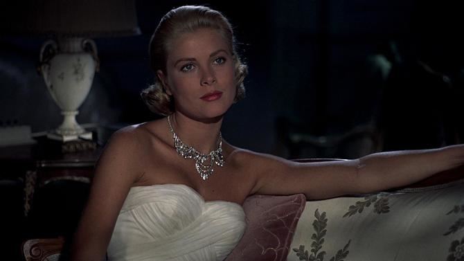 Coincidiendo con el 65 aniversario de la boda entre Grace Kelly y el Príncipe Rainiero de Mónaco, Sophie Benedict publica el libro 'La decisión de Grace Kelly', un recorrido por la trayectoria de la actriz desde sus inicios en la industria cinematográfica hasta su boda. En la imagen superior, un fotograma de la palícula 'Atrapa a un ladrón', que rodó junto a Cary Grant en Mónaco.