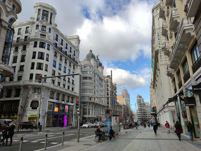 Vista de la Gran Vía madrileña, que para el pregonero de las fiestas de Centro 2021, Mario Vaquerizo, es 'la calle perfecta'.