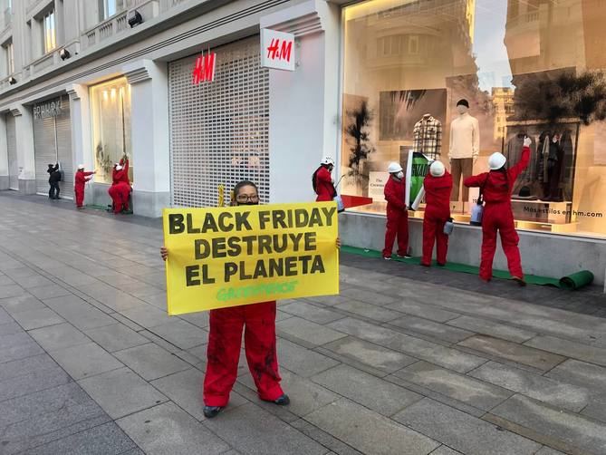 Para Greenpeace, la Gran Vía de Madrid es un 'ejemplo' de cómo las ciudades están siendo transformadas en centros comerciales que asfixian a las pequeñas tiendas y promueven un consumo que esquilma los recursos del planeta.