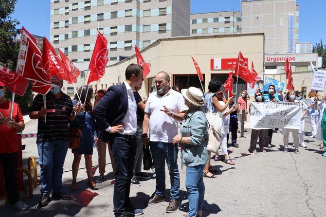 El secretario general del PSOE-M y portavoz en la Asamblea de Madrid, Juan Lobato, ha acudido este jueves a apoyar a los trabajadores del Hospital Gregorio Marañón en su protesta a las puertas del centro.