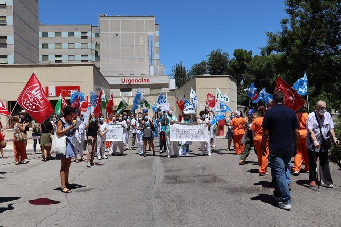 Lobato acude a apoyar a los trabajadores del Gregorio Marañón, para denunciar el maltrato a los sanitarios