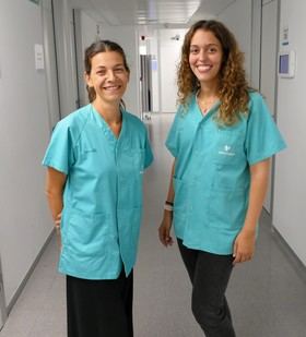 De izquierda a derecha, Dolores Gómez y Sara Elmouzughi, fisioterapeutas especialistas en suelo pélvico del Hospital Quirónsalud San José.