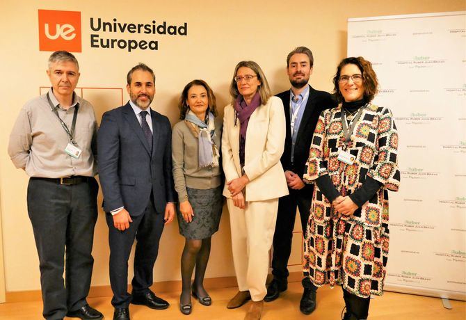 En la imagen, de izquierda a derecha, Angel Moreno, Director Médico (HURJB); Daniel Hormigo, Decano Facultad Ciencias Biomédicas (UE); Raquel Neira, Directora Gerente (HURJB); Emilia Condés (Vicedecana Facultad Ciencias Biomédicas (UE); Javier Bermejo, Responsable Territorial Docencia e Investigación Quirónsalud y María José Manzanera, Directora Médica (HURJB).