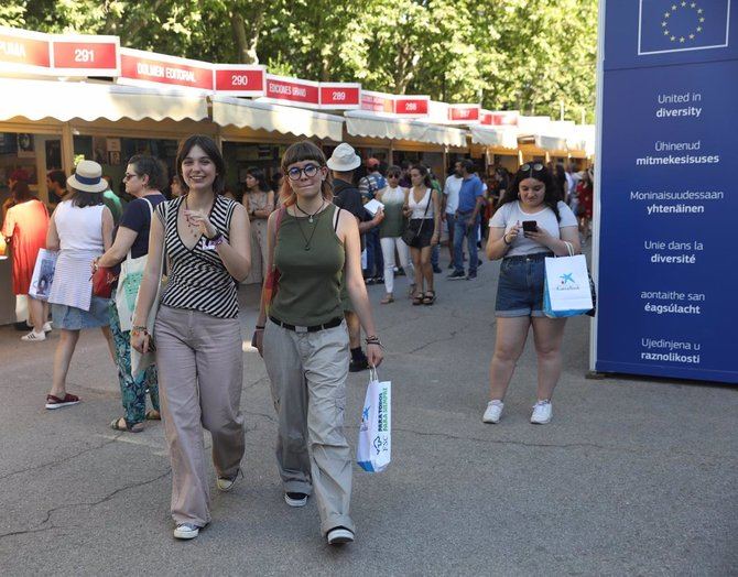 El porcentaje de mujeres que dedican su tiempo libre a la lectura de libros supera al de los hombres en todos los tramos de edad. En términos generales, el 68,6% de las mujeres leen libros en su tiempo libre frente al 59,3% de los hombres.