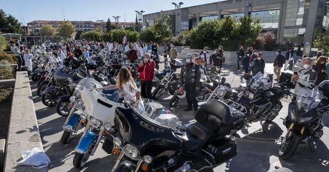 Cerca de un centenar de moteros se ha concentrado en la plaza del hospital, para amenizar la jornada a pacientes y trabajadores.