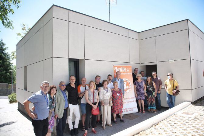 El delegado de Familias, Igualdad y Bienestar Social, Pepe Aniorte, acompañado del concejal del distrito de Hortaleza, Alberto Serrano, ha inaugurado este lunes el espacio que albergará la radio del distrito de Hortaleza.