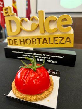 El dulce seleccionado es una tarta de queso que simula medio tomate y próximamente estará disponible en las pastelerías y los restaurantes del distrito.