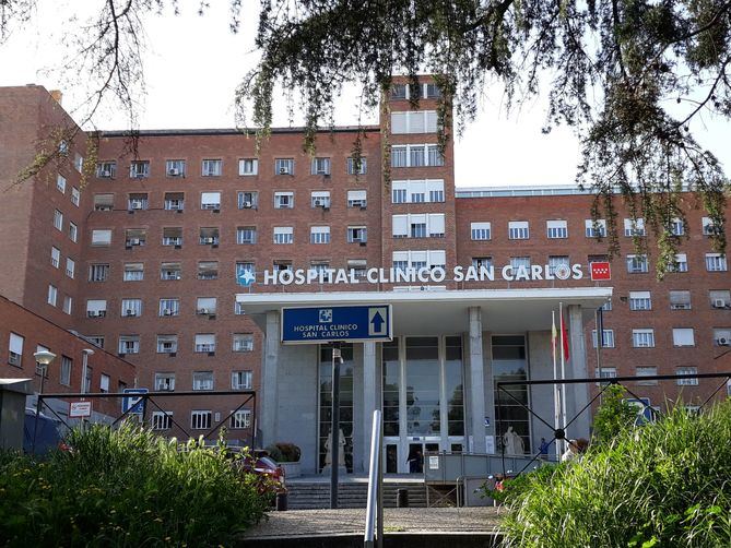 El Servicio de Cirugía Cardiaca del Hospital Clínico de Madrid es uno de los de mayor actividad a nivel nacional. Interviene más de 600 pacientes al año. Además, es puntero en nuevas tecnologías aplicadas a procedimientos mínimamente invasivos.