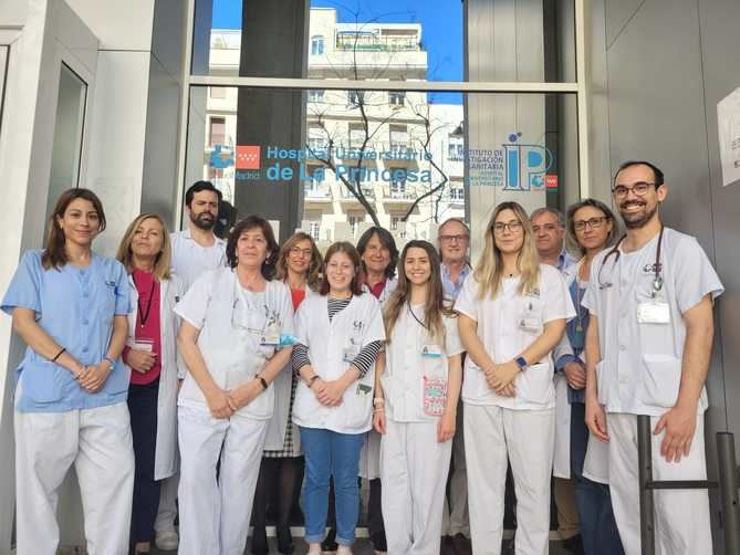 Dependiente del Servicio de Medicina Interna, está formada por un equipo multidisciplinar con profesionales médicos, enfermeras, técnicos de cuidados auxiliares de enfermería, farmacéuticos y miembros de la Unidad de Trabajo Social.