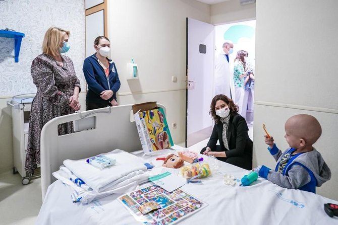 Díaz Ayuso ha visitado este martes el Hospital Infantil Universitario Niño Jesús para conocer el estado de los 24 niños ucranianos enfermos de cáncer, que llegaron el pasado viernes a la región.