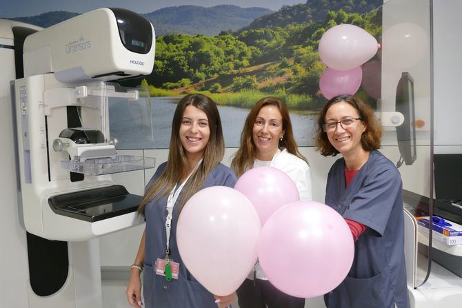 El Hospital Quirónsalud San José, en el distrito de Chamartín, ha decorado sus instalaciones con globos rosas, a la vez que se han repartido 'pins' con el símbolo del lazo rosa entre personal y pacientes, con motivo del Día Internacional del Cáncer de Mama.
