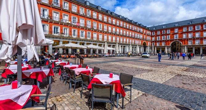 Ayuso ha avanzado también la puesta en marcha de un plan específico para ayudar al distrito centro de la capital, 'que se ha visto especialmente afectado por la drástica caída de turistas'. Este plan se trabajará con las Consejerías de Economía y Cultura y Turismo.