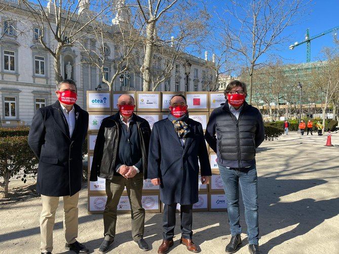 El presidente de la asociación Hosteleros de España, José Luis Yzuel, y otros representantes del sector, ante el Tribunal Supremo de Madrid para comenzar con la jornada de reivindicación de los afectados por los cierres de la crisis sanitaria.