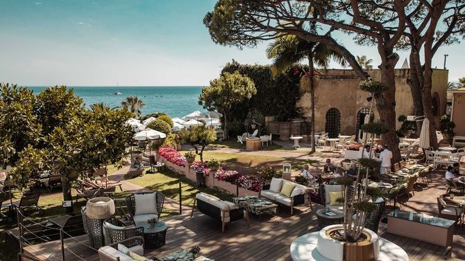 El icónico hotel se renueva para volver a convertirse en punto de encuentro de la vida social marbellí, gracias a su privilegiada localización, a tan sólo cinco minutos andando del casco antiguo de Marbella y con vistas al mar.