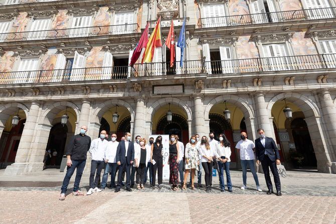 El acto de presentación de esta nueva convocatoria ha contado con la participación de la delegada de Cultura, Turismo y Deporte, Andrea Levy, la concejala delegada de Turismo, Almudena Maíllo, y la fundadora de Hotel Tapa Tour, Nona Rubio, que han estado acompañadas por la subdirectora general de Promoción de los Alimentos de España (MAPA), Purificación González Camacho; el director general del Consejo Regulador de la D.O. Ribera del Duero, Miguel Sanz; la vicepresidenta ejecutiva de la Asociación Empresarial Hotelera de Madrid (AEHM), Mar de Miguel, así como de algunos de los cocineros participantes en este encuentro gastronómico y cultural. 