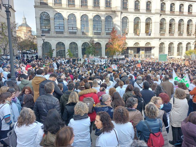 La concentración, convocada por el sindicato médico Amyts, ha tenido lugar desde las 11.00 horas en la plaza del Museo Reina Sofía, en la capital, coincidiendo con el séptimo día de paros.