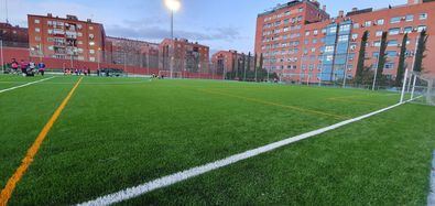 Entre otros trabajos de mejora, se ha instalado un nuevo césped artificial del campo de fútbol y redes parabalones, además de una nueva escalera metálica de acceso directo al terreno de juego desde los vestuarios.