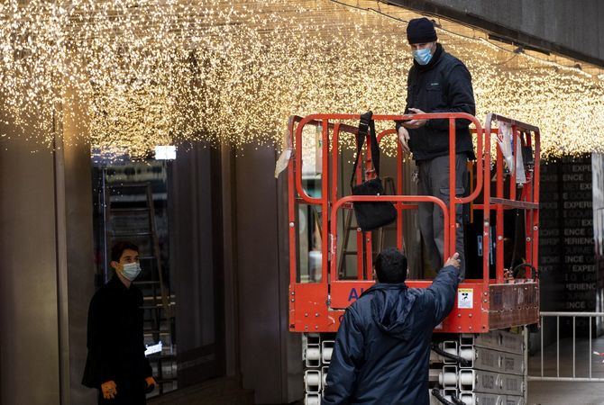 La lista de emplazamientos incluye más de 30 nuevas ubicaciones respecto al año pasado. En total, habrá más de 210 calles iluminadas repartidas, por los 21 distritos de la capital. Entre los nuevos espacios destacan la calle Alcalá entre Sevilla y Sol; el eje Duque de Medinaceli-Jesús; las plazas Elíptica, de las Salesas, del Encuentro y de Oporto; los desarrollos de Sanchinarro y las Tablas; el mercado de Usera o el entorno del recién desmontado puente de Joaquín Costa-Francisco-Silvela.