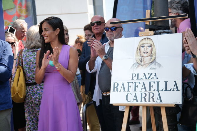 La plaza ha sido inaugurada por la vicealcaldesa de Madrid, Begoña Villacís, junto con el concejal del distrito de Centro, José Fernández. También estuvo presente la delegada de Cultura, Turismo y Deporte, Andrea Levy; el embajador de Italia en España, Riccardo Guariglia, y la pareja de la Carrá.