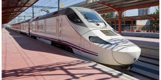 Renfe amplía la suspensión de las circulaciones ferroviarias entre Galicia y Madrid por 'un incendio próximo a la vía'