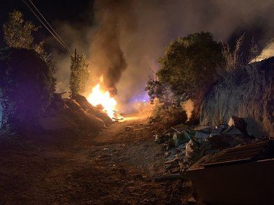 El primer aviso ha sido a las 21.36 horas, cuando ya se podía ver una columna de humo desde diferentes puntos de la ciudad, como los barrios de Las Tablas, Tres Olivos, Montecarmelo e, incluso, Sanchinarro o el barrio del Pilar.