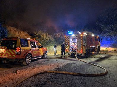 Ocho dotaciones de Bomberos del Ayuntamiento de Madrid continúan trabajando en el incendio de pastos.