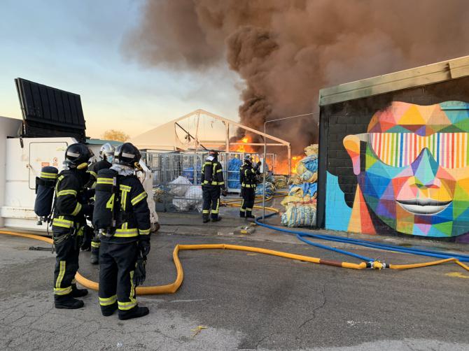 Controlado el incendio de Montecarmelo, que ha provocado el colapso estructural de una nave