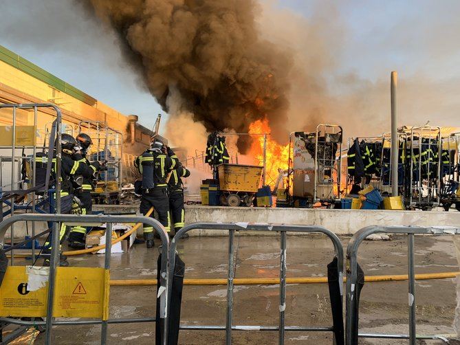 Hasta el lugar se han desplazado 14 dotaciones de Bomberos, después de que recibiesen un aviso a las 6.30 horas alertando del fuego 'de grandes dimensiones' que afectaba a un complejo en que se almacenaba grandes cantidades de papel y de plástico.