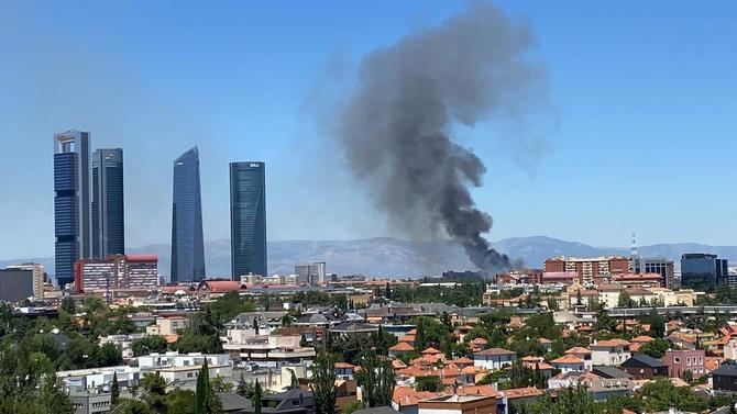 El fuego, cuyas causas ahora se investigan, comenzó en la calle de Juan Lozano, en las inmediaciones del hospital de La Paz y del Nudo Norte, aunque ningún edificio ha tenido que ser desalojado.