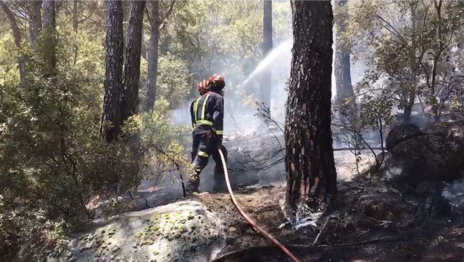 El incendio que se originó el sábado por la tarde en el Pantano de San Juan, en San Martín de Valdeiglesias, ha sido oficialmente controlado a las 21.00 horas de este domingo.