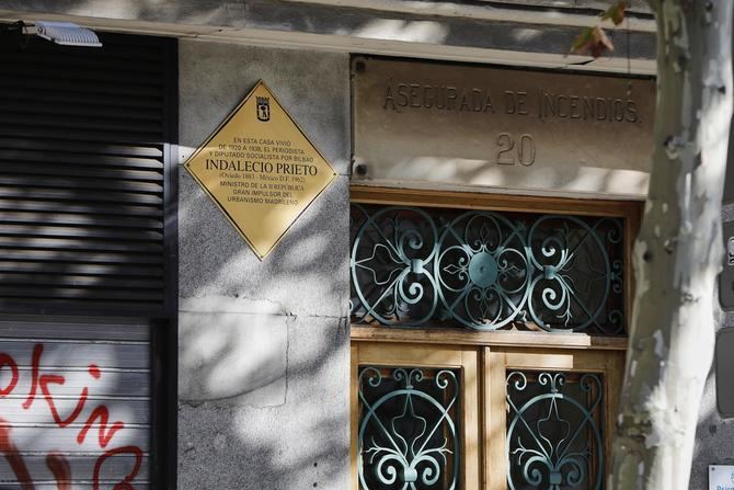 La placa al ministro socialista de la II República, Indalecio Prieto, en la que fue su casa desde 1920 a 1938, en la calle de Carranza, en el distrito de Chamberí.