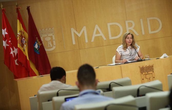 La portavoz municipal y delegada de Seguridad y Emergencias, Inmaculada Sanz, ha explicado que el servicio ‘Vínculos’ trabajará en dos estrategias, poblacional y de riesgo, con el fin de prevenir los sentimientos de soledad, previendo la aparición de sus síntomas y que afecte a su bienestar o derive en problemas de salud.