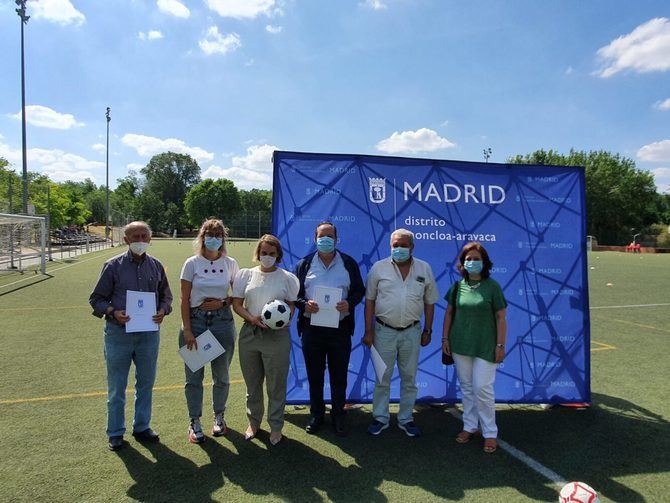 La concejala de Moncloa-Aravaca, Loreto Sordo, ha hecho entrega de los decretos de concesión a los clubes en la Instalación Deportiva Nuestra Señora del Buen Camino de Aravaca.