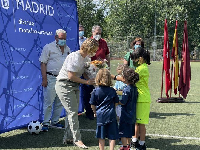 La concejala ha entregado a las asociaciones deportivas Ciringanillos, Unión de Aravaca y Cuartel de la Montaña el decreto de cesión de la Instalación Deportiva Básica Nuestra Señora del Buen Camino, así como al Real Club Deportivo Espanyol de Madrid el decreto de cesión correspondiente a la IDB San Federico.