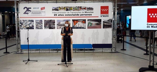 La viceconsejera de Transportes, Movilidad e Infraestructuras, Consolación Pérez Esteban, durante el acto de conmemoración del aniversario de esta infraestructura intermodal, precursora en su especie.